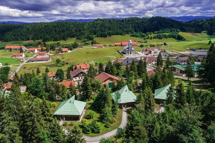 Chalet pour 5 personnes, avec sauna ainsi que piscine et jacuzzi, animaux acceptés dans le Jura