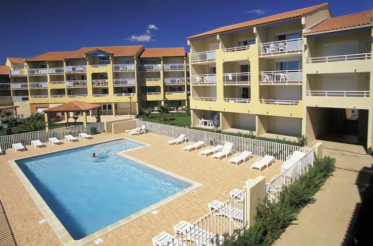 Gîte pour 4 personnes, avec Balcon ainsi que Terrasse et Piscine dans Office De Tourisme De Valras Plage