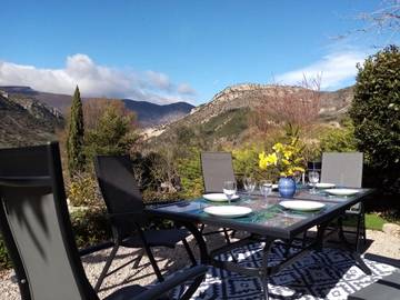 Gîte pour 6 personnes, avec piscine ainsi que jardin et terrasse, animaux acceptés à Sahune