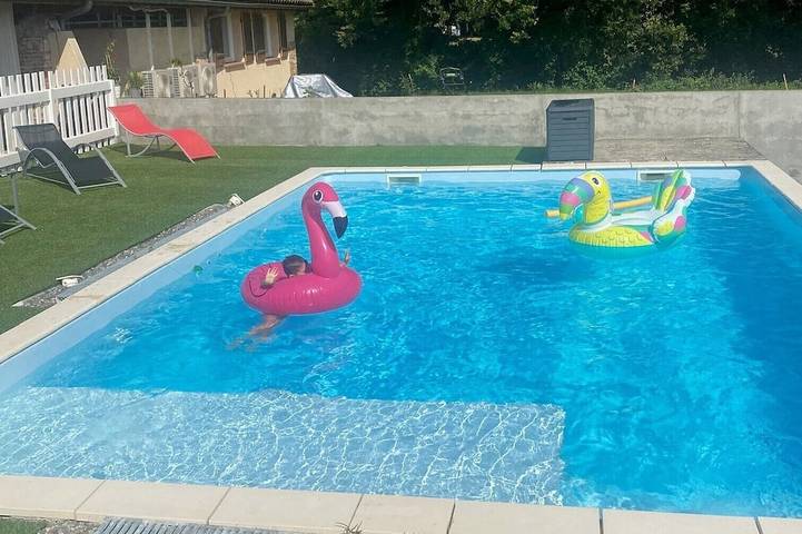 Cottage pour 2 personnes, avec jardin et piscine à Pechbonnieu