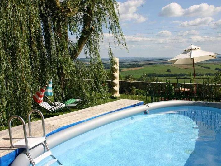Bateau pour 4 personnes, avec Balcon et Jacuzzi ainsi que Jardin et Piscine à Fain-lès-Moutiers