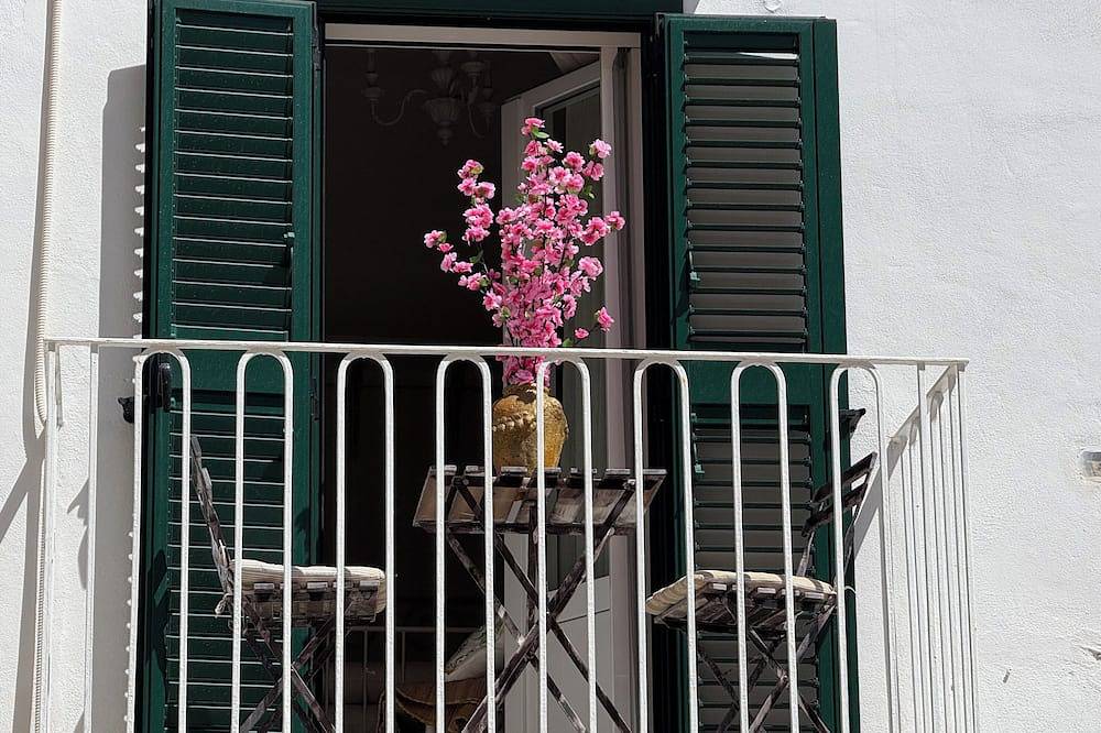 Molini Mansion. Cozy house just 20 meters from the beach in Old Port in Monopoli, Region de Bari