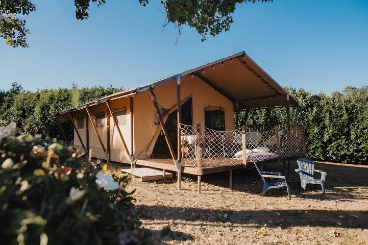 Glamping for 4 people, with garden in Dordogne