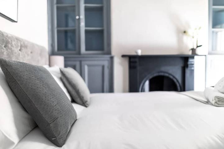 Stroll To The City Centre In From Chic Refurbished Townhouse in Cardiff, Cardiff region