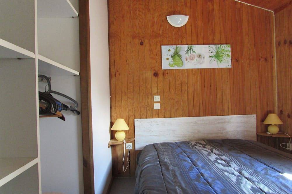 Chalets en bois dans village de gites avec terrasse, barbecue, piscine et clim in Corneilla-de-Conflent, Parc naturel régional des Pyrénées catalanes