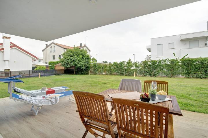 Ganze Wohnung, Ferienwohnung 'Deluxe 5' mit Gemeinschaftsgarten, Wlan und Klimaanlage in Lido di Jesolo, Jesolo-stadt