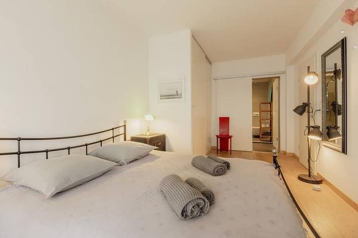 Entire apartment, Appartement Spacieux à 15 Minutes du jet D'eau in Eaux-Vives, Genève