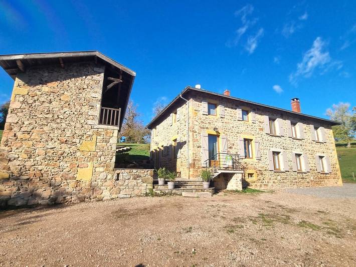 Gîte pour 12 personnes, avec jardin, animaux acceptés à Belmont-de-la-Loire