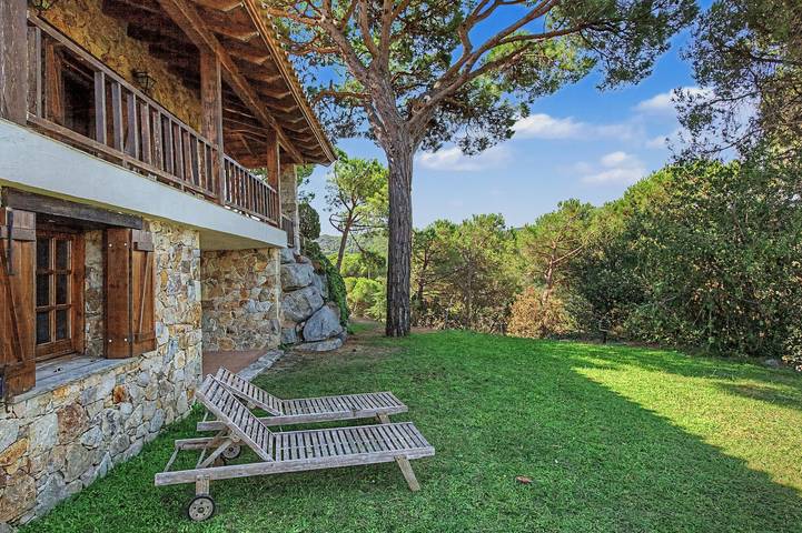 Villa 'Can Ayala' Arenys de Munt - Con jardín y piscina privada. in Vallgorguina, Costa del Maresme