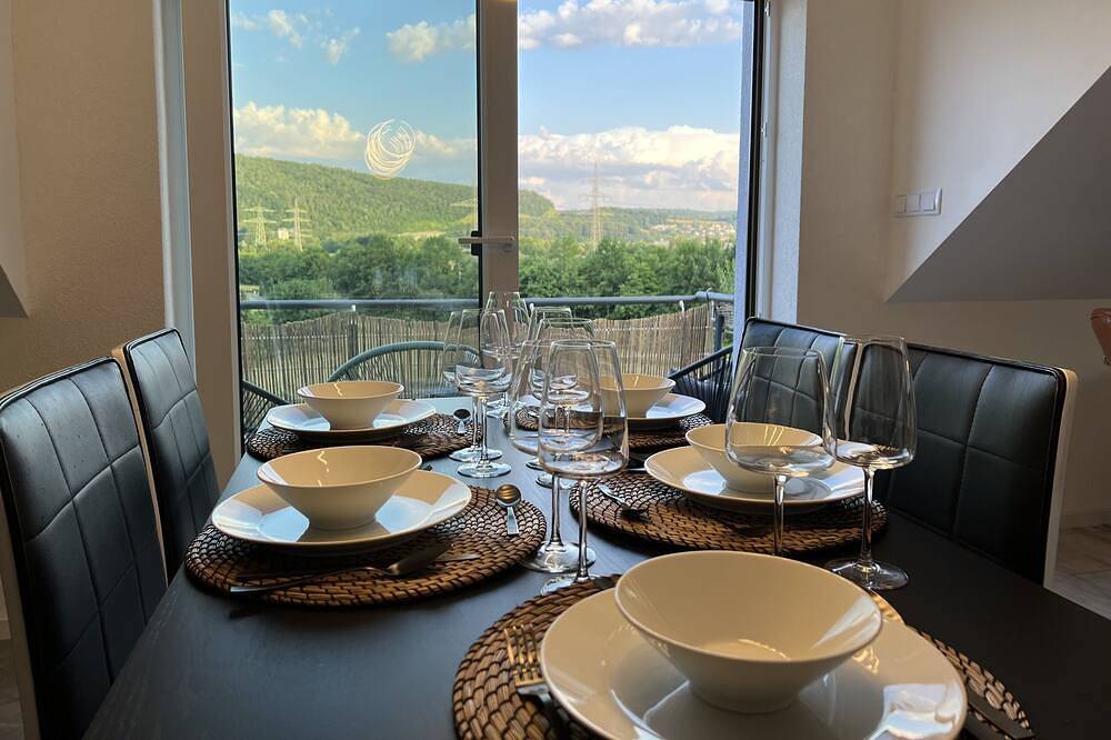 Ganze Wohnung, Blackncozy - Design Appartement mit Boxspringbett und Balkon in Lörrach, Südschwarzwald