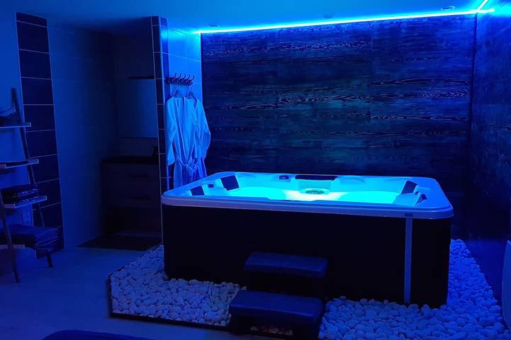 Gîte pour 2 personnes, avec Jacuzzi et Terrasse ainsi que Jardin et Sauna dans Cemboing
