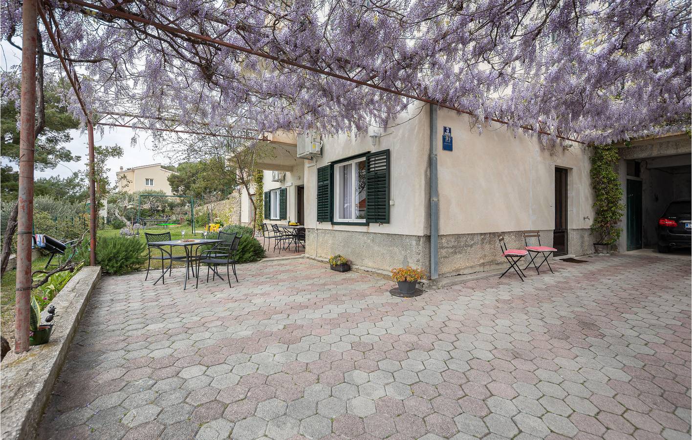 Ganze Ferienwohnung, Gemütliche Wohnung mit Terrasse, in Strandnähe und mit Parkplatz in Podstrana, Split-Dalmatien