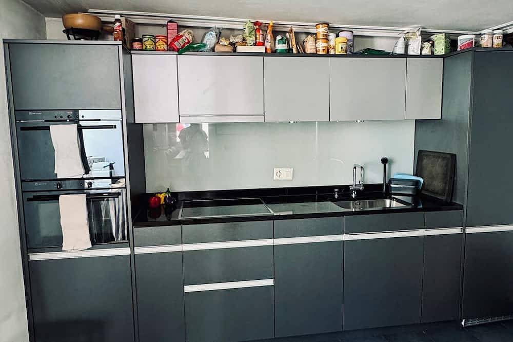 Entire apartment, Welcoming condo with Wifi in marvelous old town zurich, prime location in Zurich, Zurich district