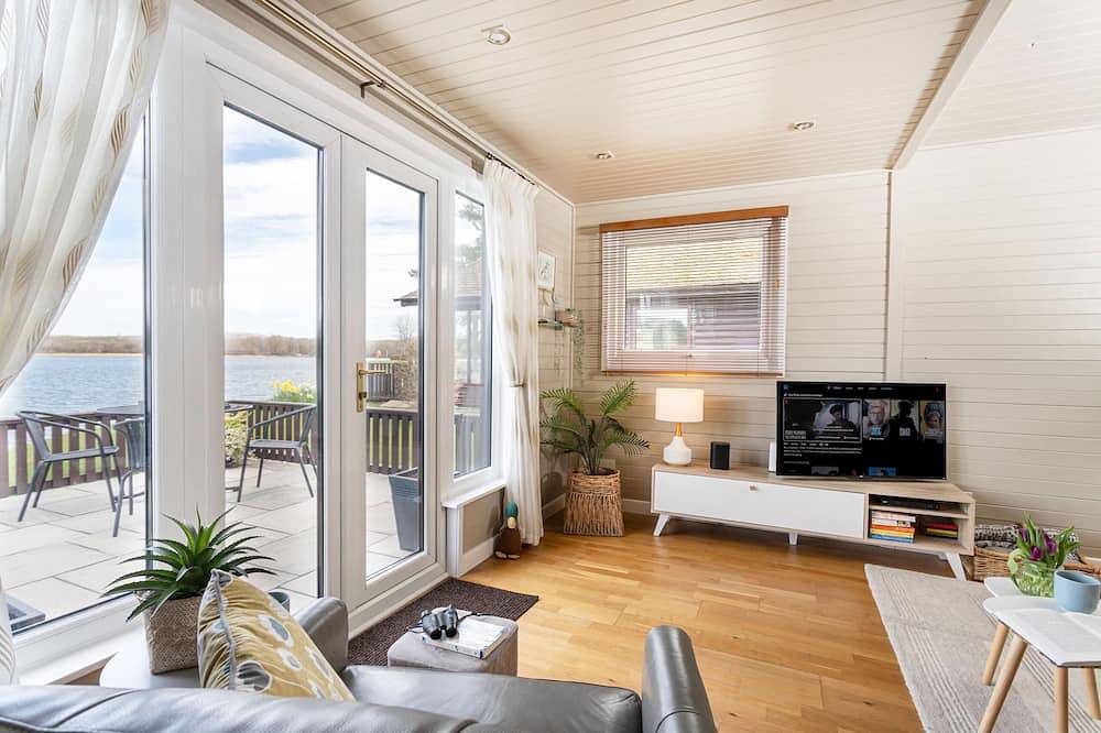 Keer Lodge a lakeshore haven @ Pine Lake Resort in Lancashire