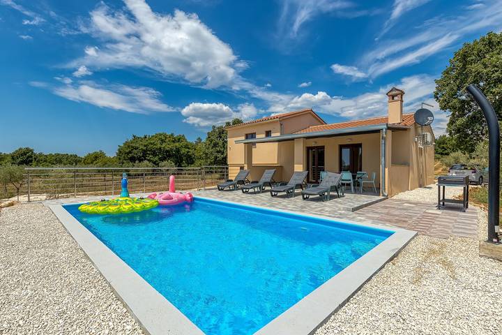 Ferienhaus für 4 Personen, mit Garten und Pool in Svetvinčenat