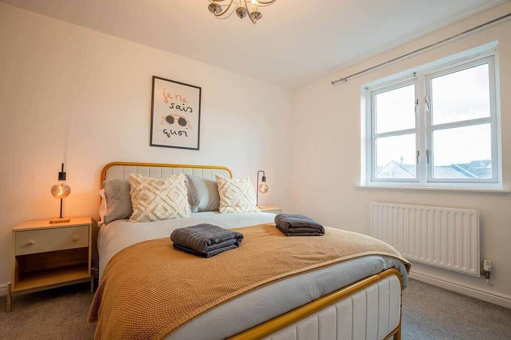 Stylish City Centre Stay | 3-Bed Home + Parking in Worcester, Worcestershire