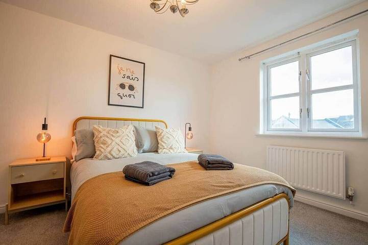 Stylish City Centre Stay | 3-Bed Home + Parking in Worcester, Worcestershire