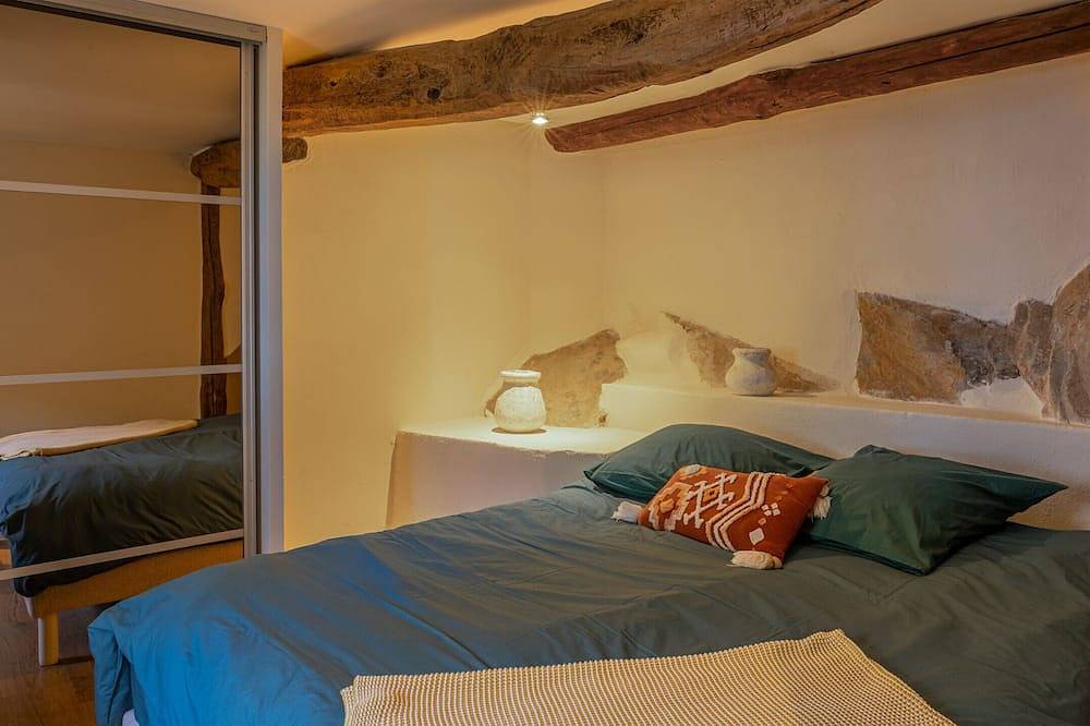 Casa Vincè, beautiful air-conditioned village house with exposed stonework in Furiani, Capo Corso