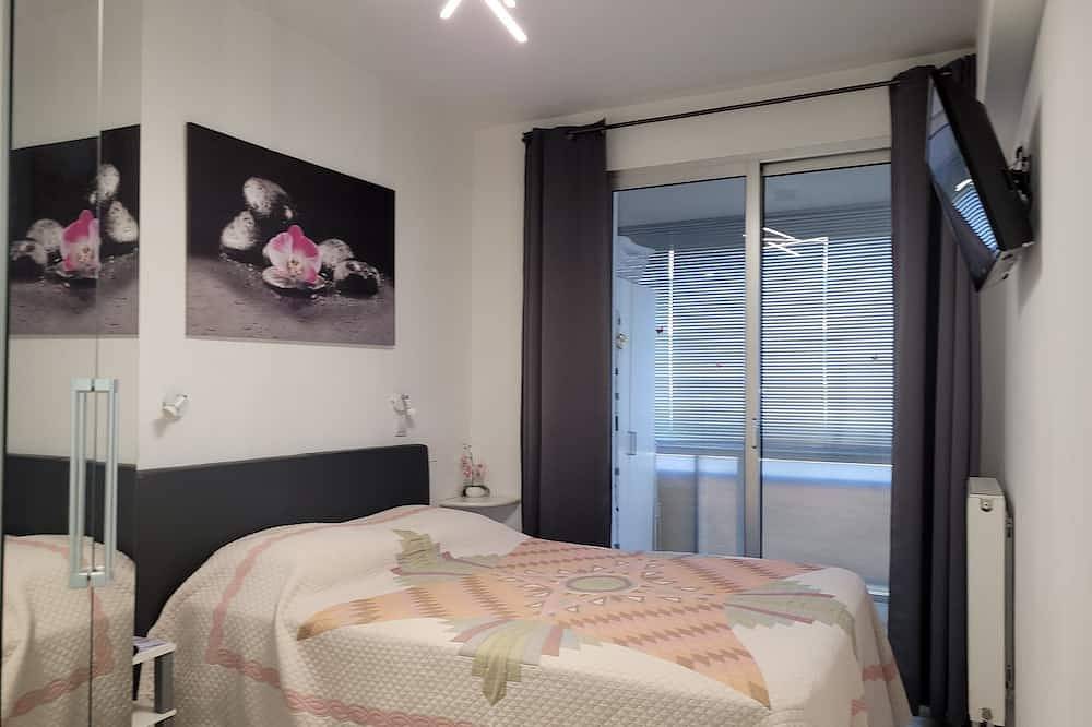 Entire apartment, Beaulieu, 3 air conditioned rooms, terrace, sea view, swimming pool and parking in Beaulieu-sur-Mer, Nice region