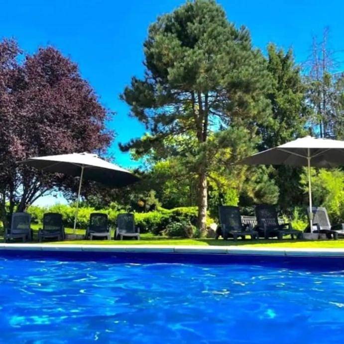 Maison de campagne pour 3 personnes, avec piscine ainsi que vue et jardin dans Gorre - 3