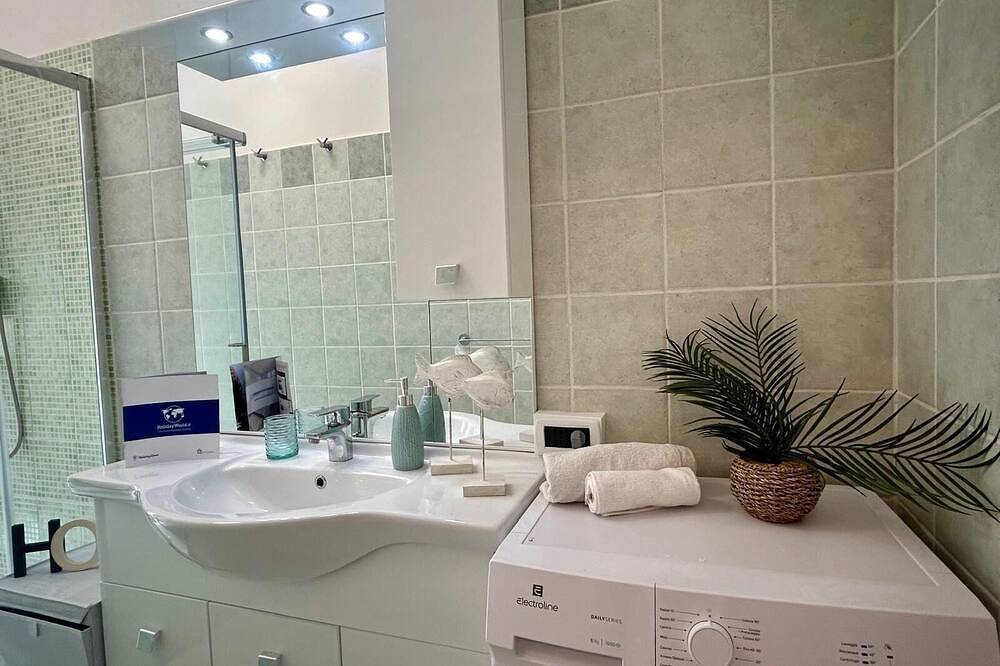 Entire apartment, Blue Beach by Holiday World in Albisola Capo, Albisola Superiore