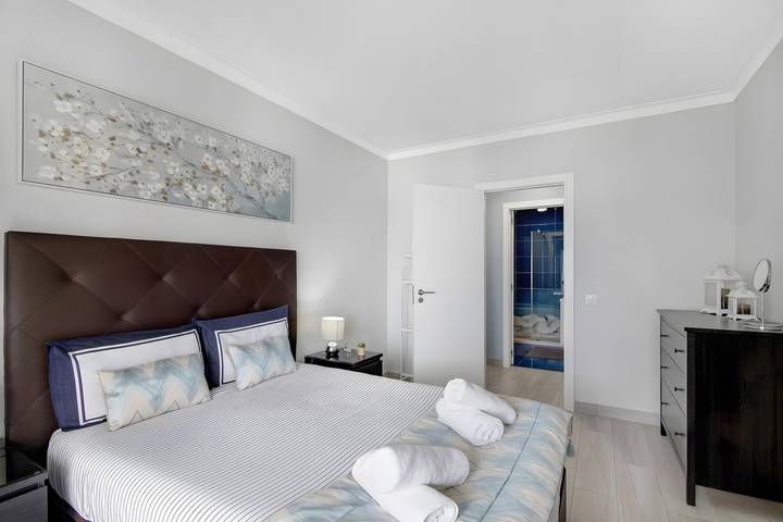 Apartamento inteiro, Apartamento Seaside: Vista Montanha, Piscina, Ar Condicionado e Wi-Fi in Praia da Rocha, Portimão