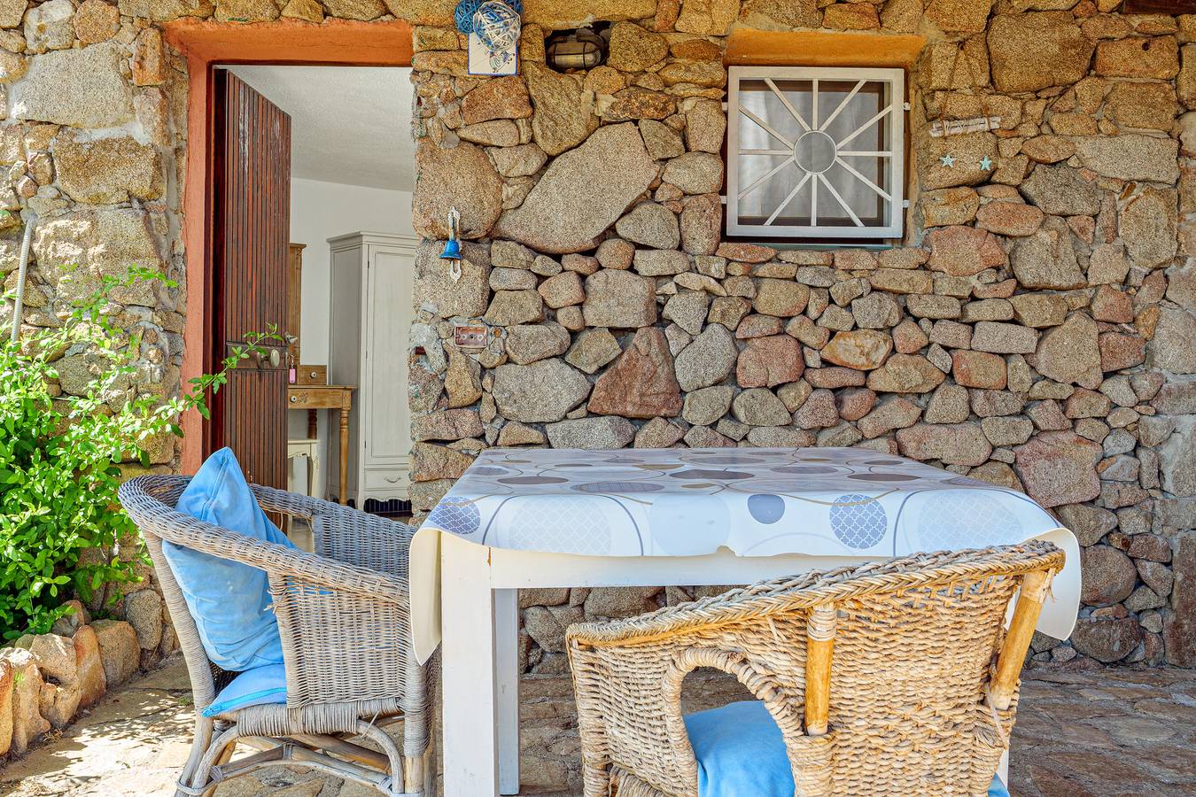 Zimmer 'M1 Bouganville Vista Mare' mit Meerblick, Gemeinschaftspool und privater Terrasse in Villaggio Marineledda, Costa Smeralda