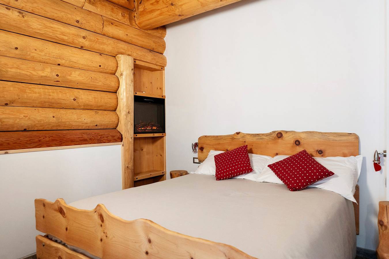 Camera 'Cazzuffi Rododendro' con Vista Montagna, Terrazza Privata e Wi-Fi in Peio, Parco Nazionale dello Stelvio