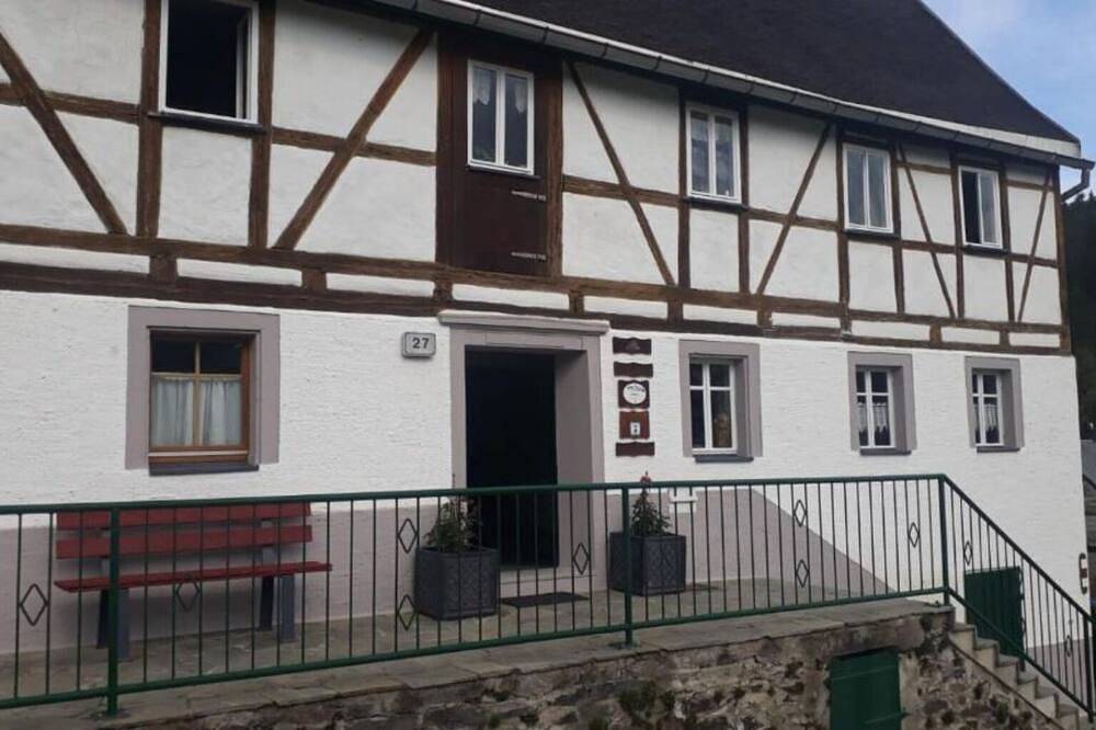 Ganze Wohnung, Nr. 5 Knepp-Hänel-Haus Anno 1886 in Grünhainichen, Erzgebirge
