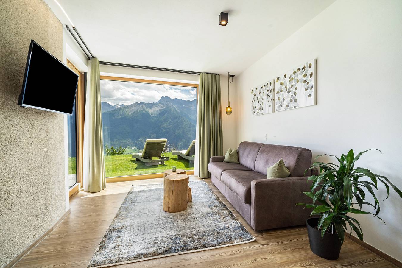 Ganze Wohnung, Ferienwohnung 'Paflur Lodges Lärchenduft' mit Bergblick, Garten und Wlan in Tanas, Laas