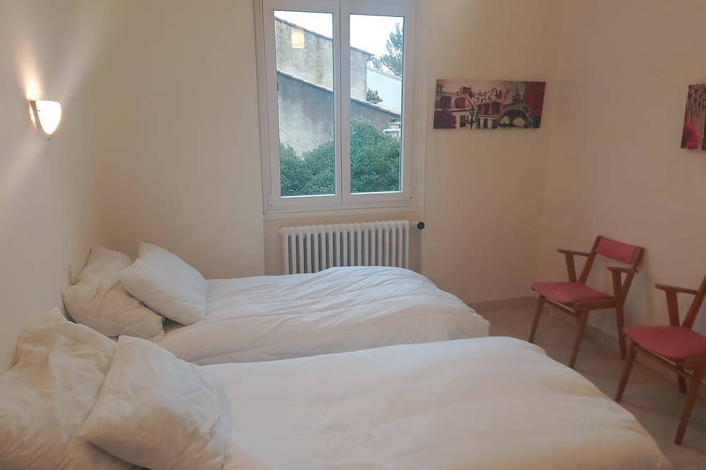 Large villa with 4 bedrooms and bathroom with swimming pool and shady park. in Chamaret, Nyons und Umgebung