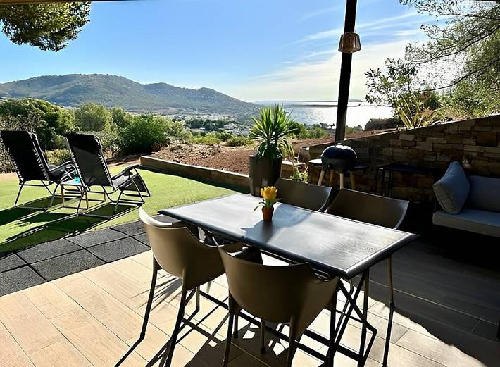 Gîte pour 4 personnes, avec terrasse ainsi que piscine et jardin