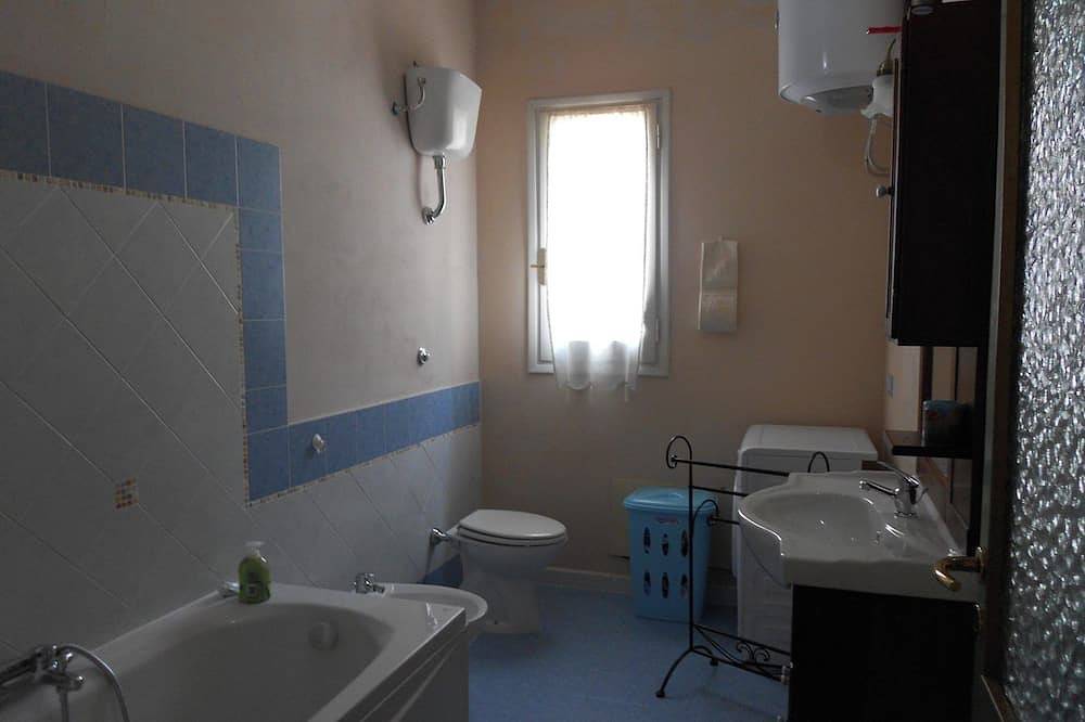 Detached house with courtyard and terrace, near the sea. Ideal for families. in San Vito, Cagliari Provinz