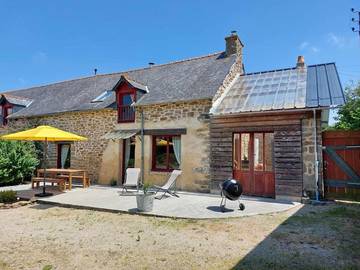 Location de vacances pour 6 personnes, avec jardin et terrasse à Landéhen