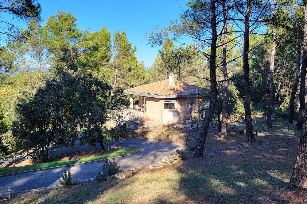 2 Bedroom Private vacation home in Bouc-Bel-Air in Bouc-Bel-Air, Aix-en-Provence region