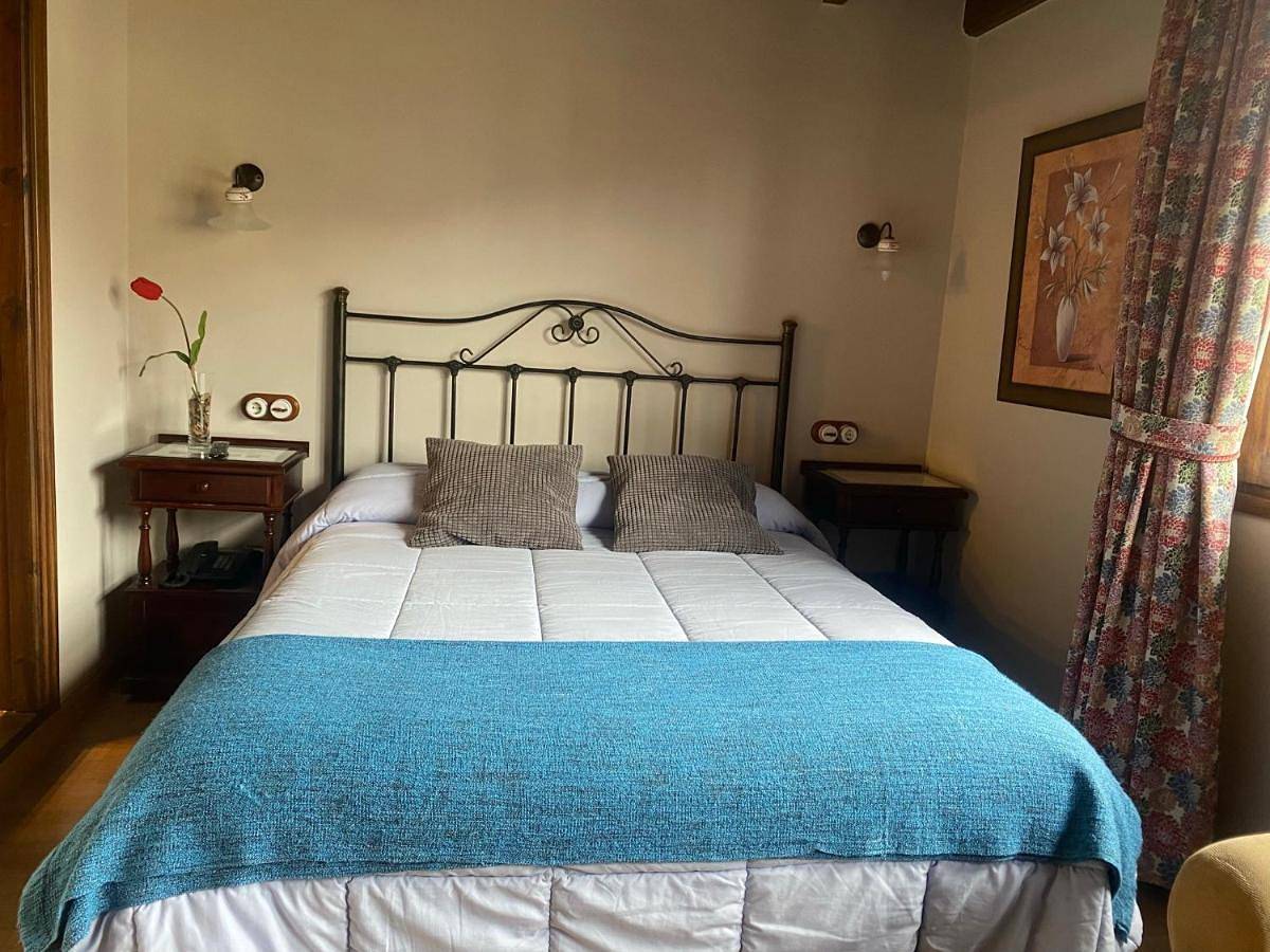 Single Room with Bath in Infiesto, Piloña