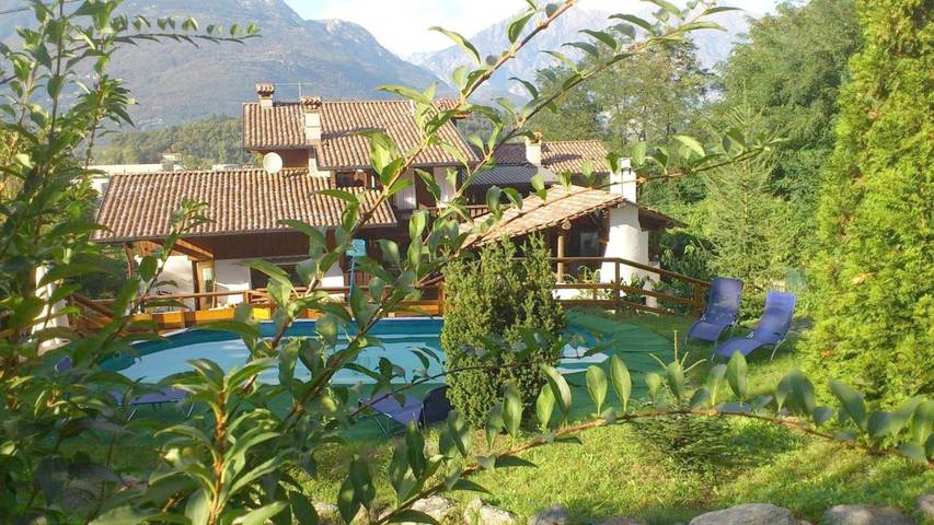 B&b voor 5 personen, with Terras and Tuin as well as Zwembad in Colico