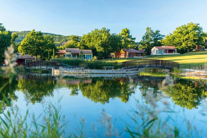 Parc de vacances pour 4 personnes, avec jardin et sauna ainsi que piscine et jacuzzi