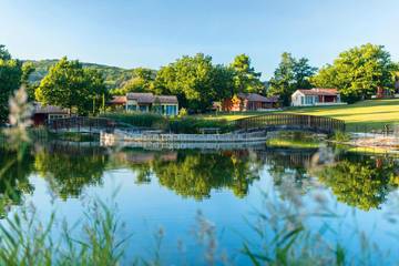 Parc de vacances pour 4 personnes, avec piscine et jardin ainsi que sauna et jacuzzi dans Occitanie