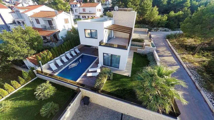 Villa pour 11 personnes, avec piscine et jardin ainsi que terrasse et sauna à Okrug Gornji - 2