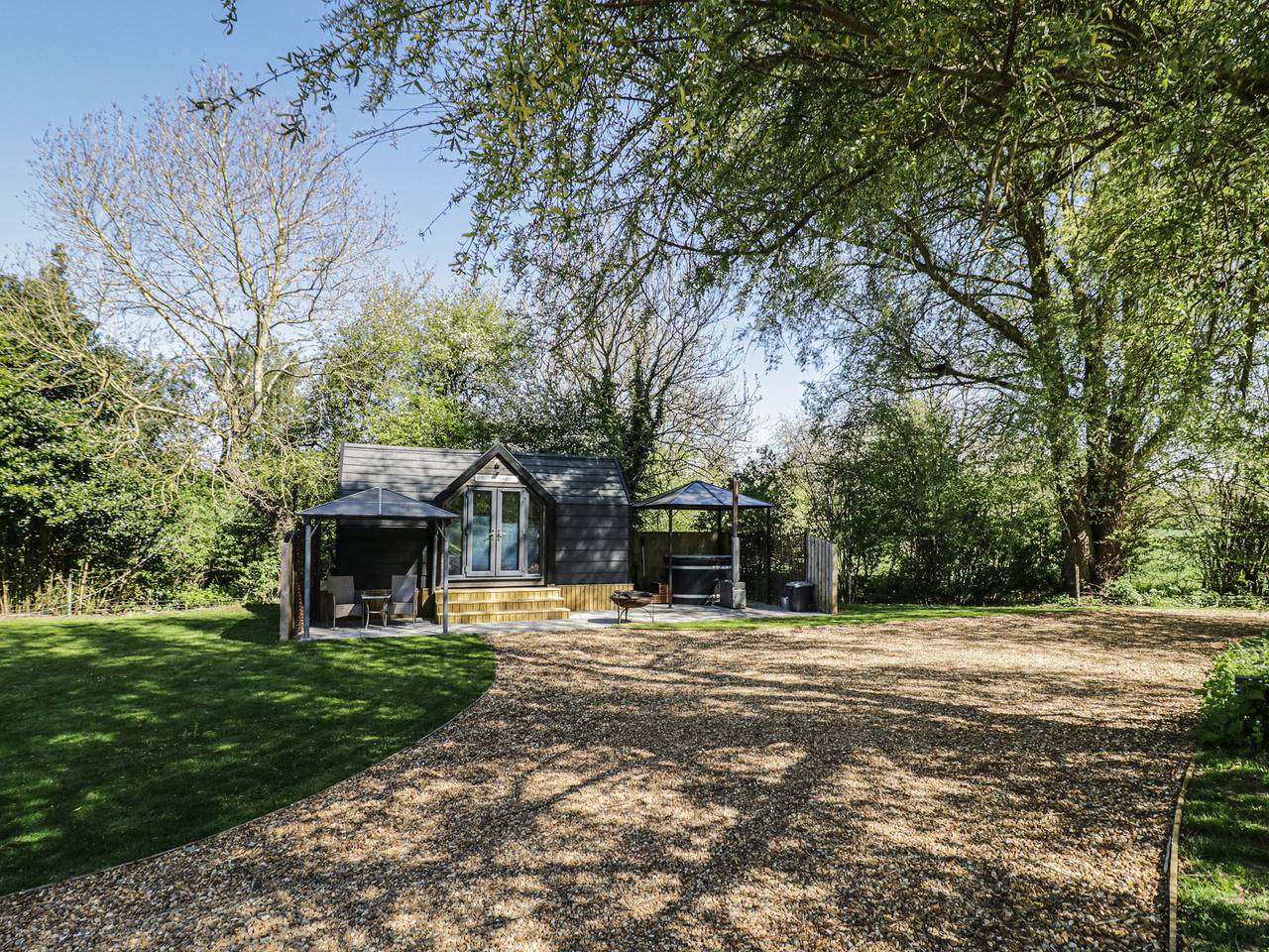Willow Lodge At Bridge Lake Farm &amp; Fishery in Oxfordshire