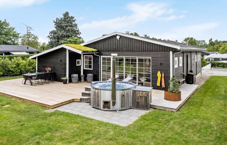 Ferieudlejning for 6 personer, med Terrasse i Kirke Hyllinge