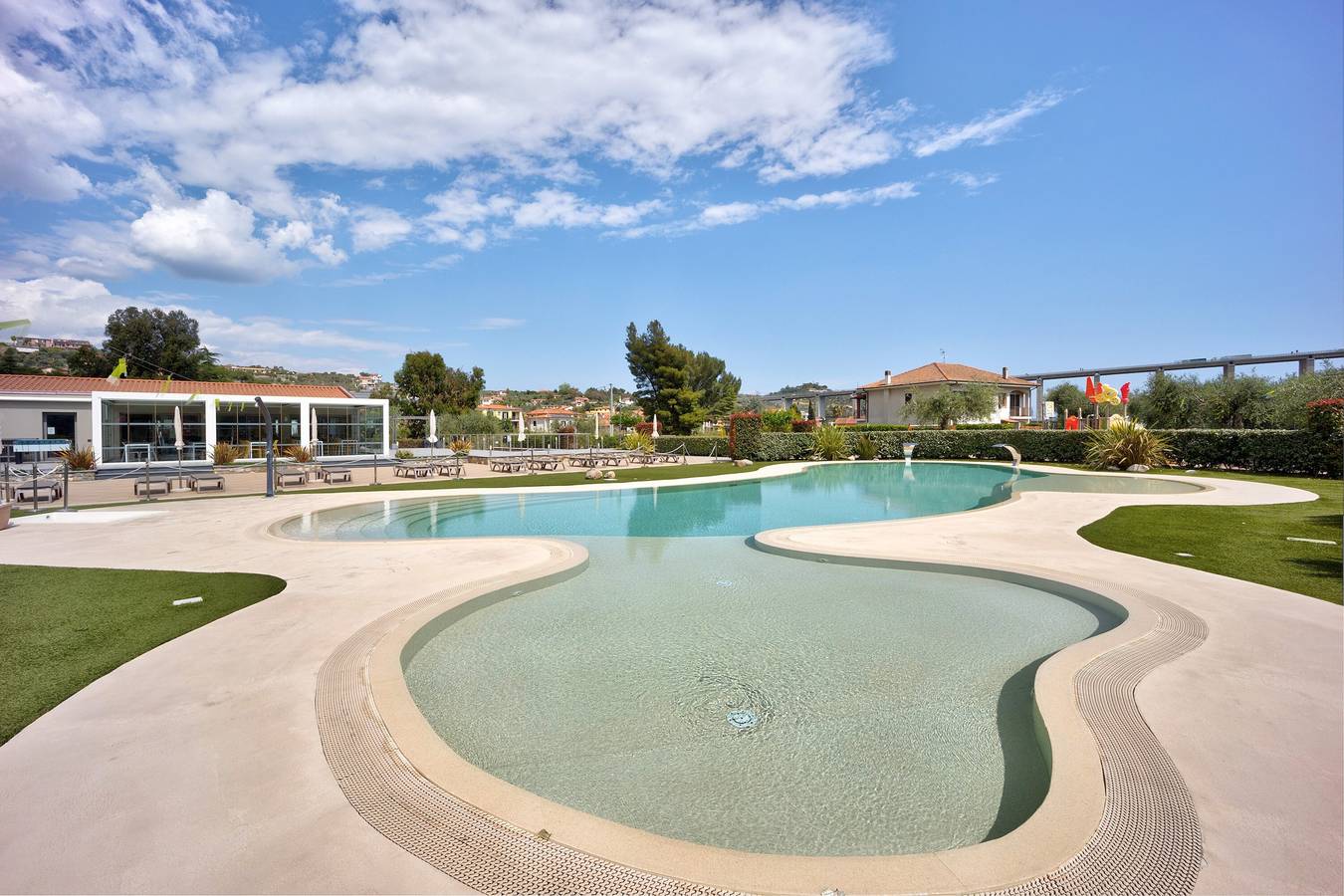 Ganzes Studio, Ferienwohnung 'Monolocale Rebi' mit gemeinschaftlichem Pool, Garten und Wlan in Imperia, Riviera di Ponente