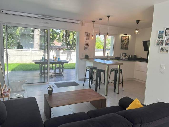 Location de vacances pour 6 personnes, avec Balcon et Jacuzzi ainsi que Terrasse et Jardin à Eaubonne