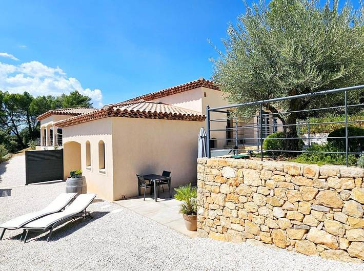 Location de vacances pour 2 personnes, avec terrasse ainsi que jardin et jacuzzi à Entrecasteaux - 3