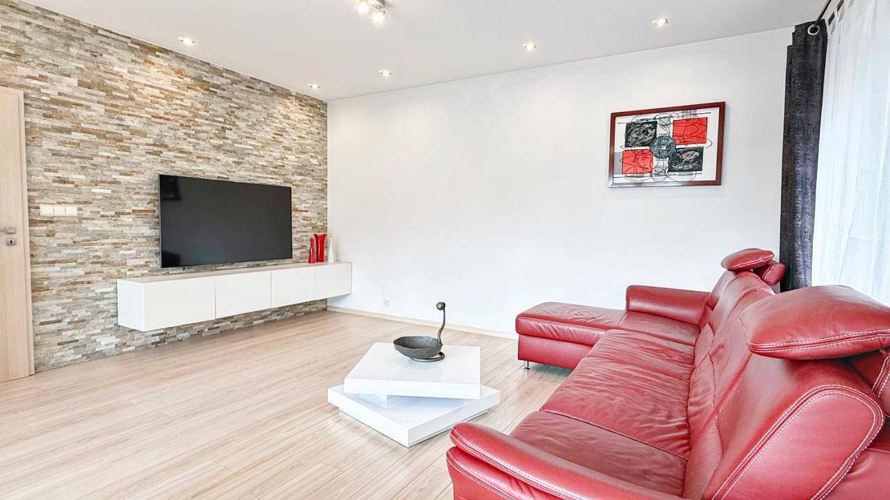 Modern house with heated pool, 20 minutes from the center of Prague in Prag, Mittelböhmen