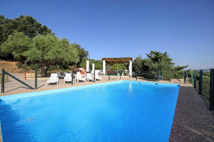 Casa rural para 14 personas, con jardín además de vistas y piscina, Familias con niños en Serranía de Ronda - 2