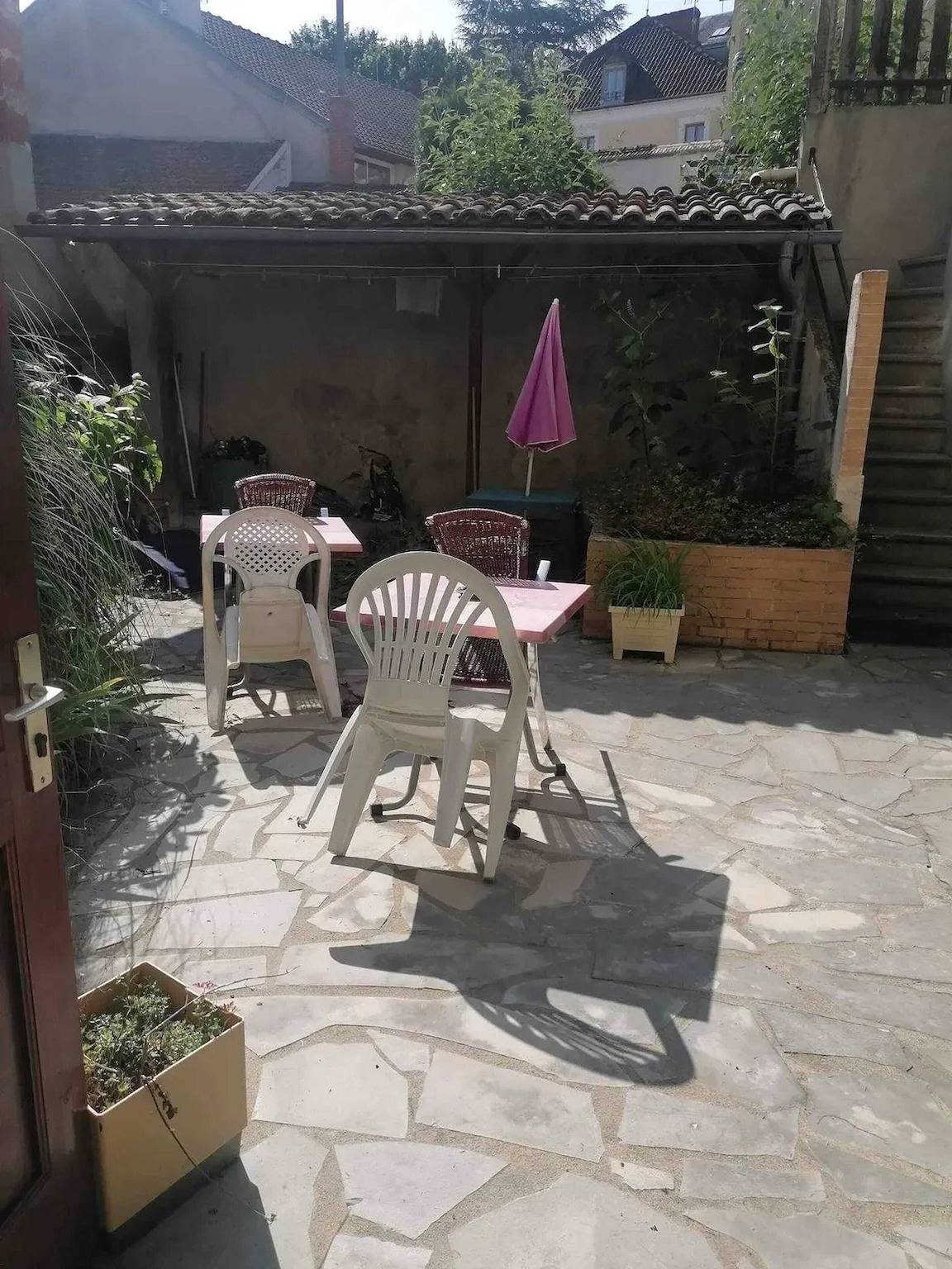 Estudio entero, Estudio encantador en Néris-les-Bains - 25 m² con terraza in Néris-les-Bains, Región de Montluçon