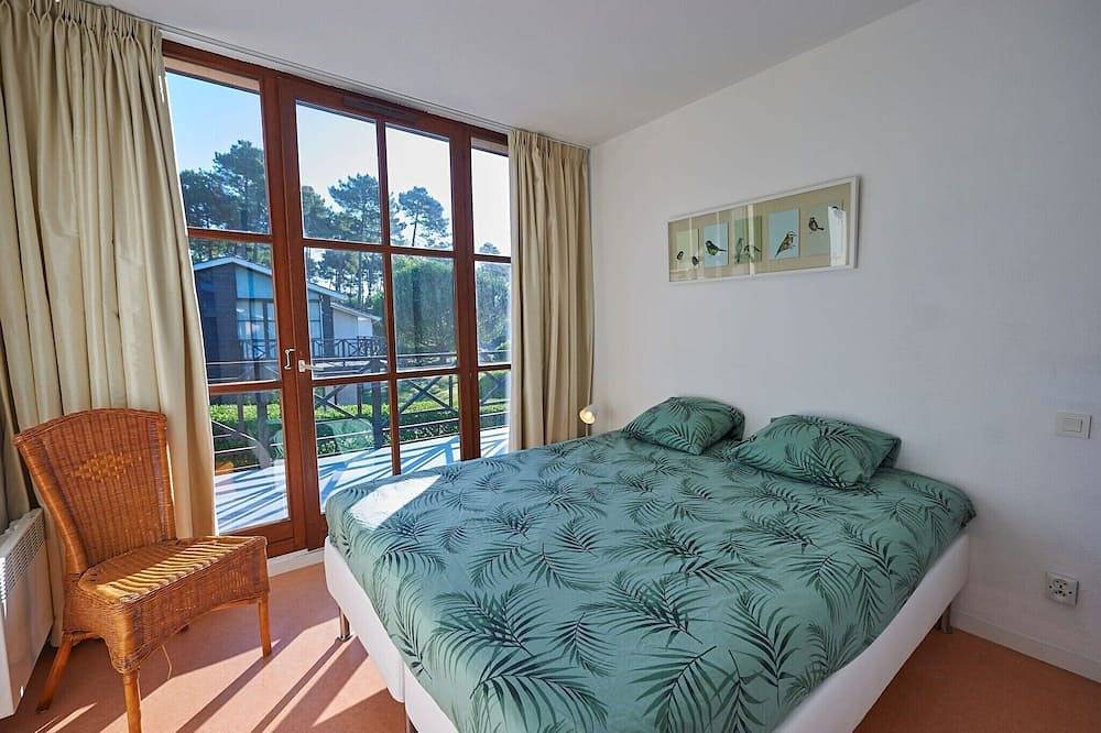 Peaceful Villa in Castle Park in Salles, Arcachon region