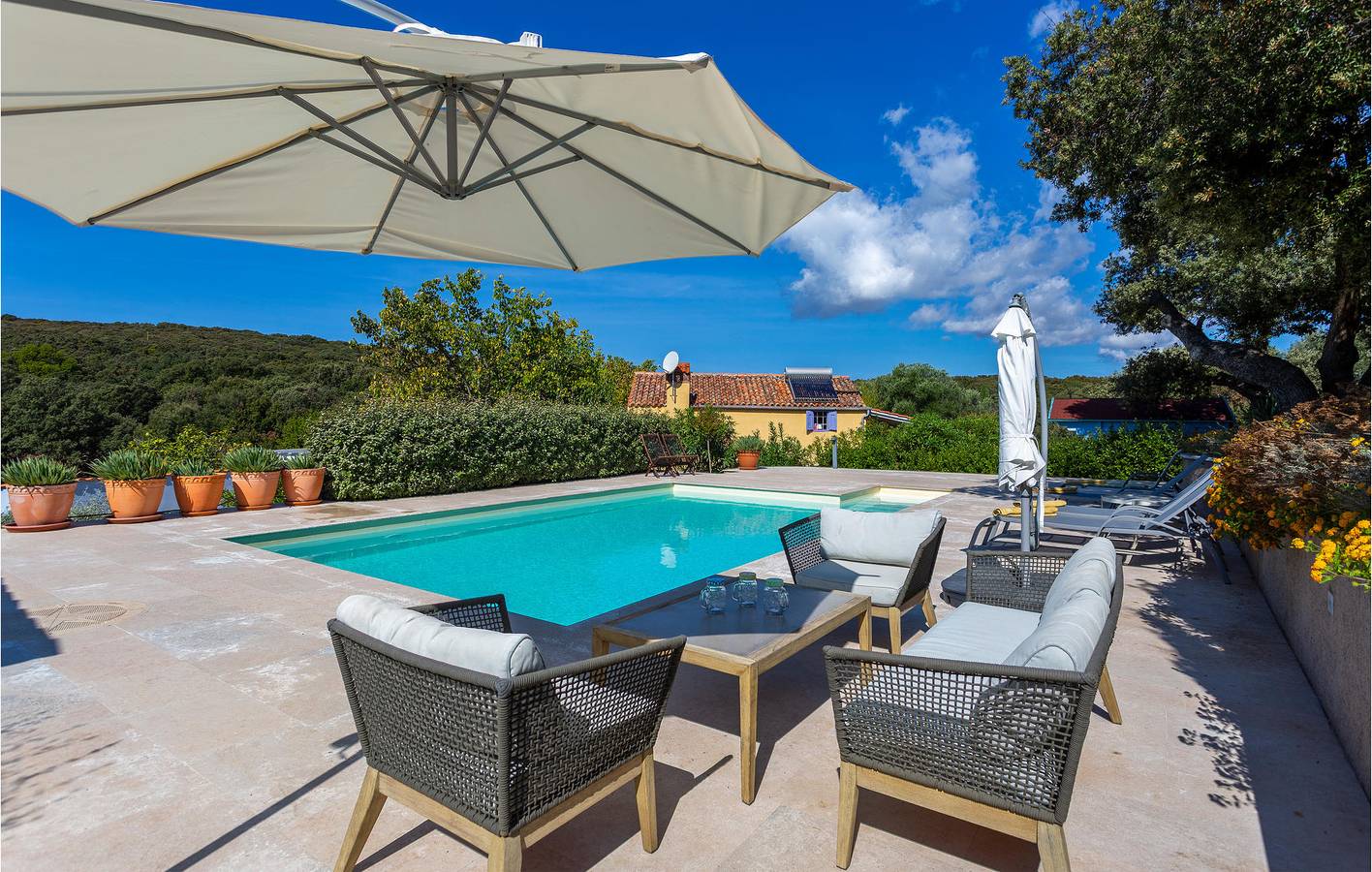 Reizende 2-Zimmer-Wohnung mit Pool, Terrasse und WLAN in Lošinj, Cres